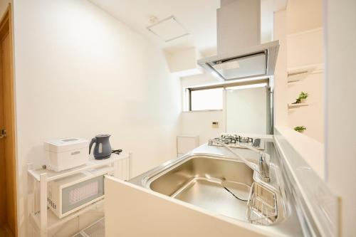 cocina con fregadero en una habitación en Shinagawa-ku - House - Vacation STAY 13521, en Tokio