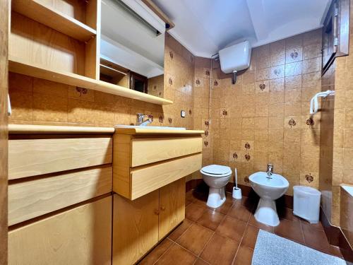 a bathroom with a toilet and a sink at ÀTIC CASA POMAR in Camprodon