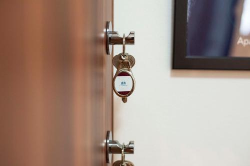 a door with a thermometer attached to it at Apartmán u Horynů - Sadová in Česká Třebová