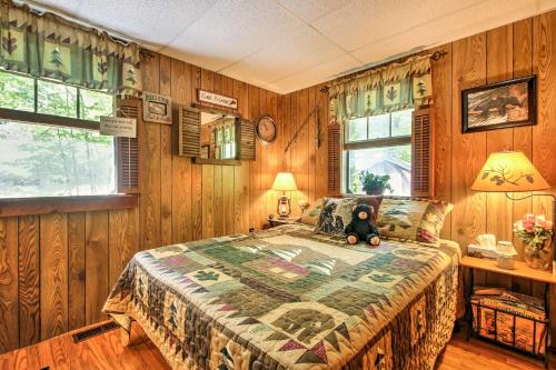 ein Schlafzimmer mit einem Bett mit einem Teddybär drauf in der Unterkunft Pet-Friendly Cabin with Fire Pit, BBQ and Great Deck! in Williamsburg