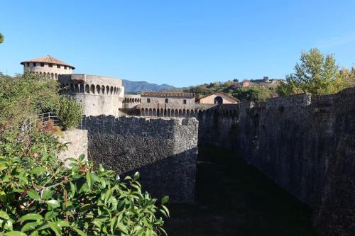 a stone wall with two towers on top of it at La casa di Loris in Sarzana