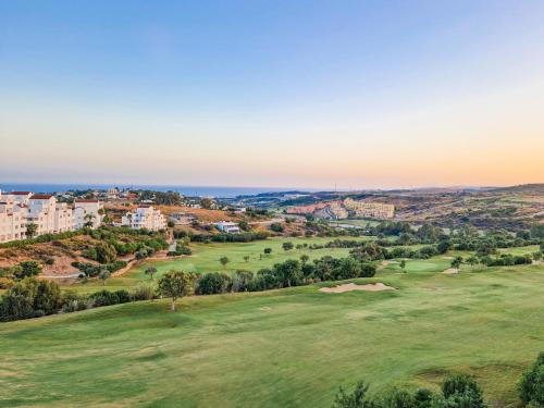 een luchtzicht op een golfbaan met een groen bij Seaview Penthouse Valle Romano Golf in Estepona