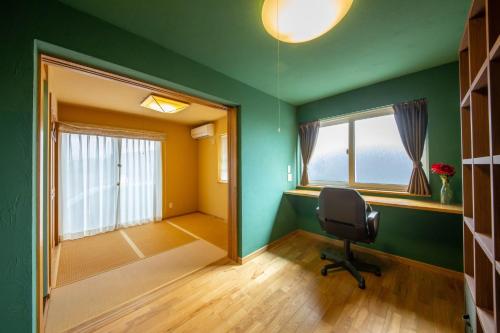 uma sala verde com uma cadeira e uma janela em Costa Blanca House - Vacation STAY 62301v em Minamiboso