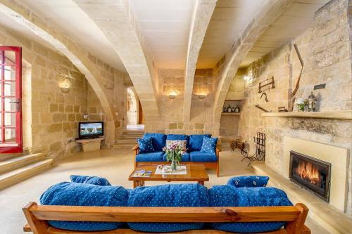 Ruang duduk di Ponderosa Holiday Home