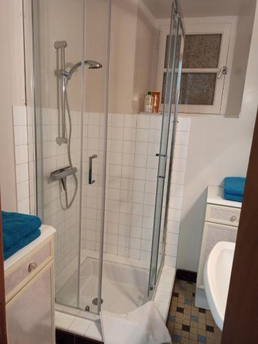 bagno con doccia e porta in vetro di Maison Cancale Port-Mer a Cancale