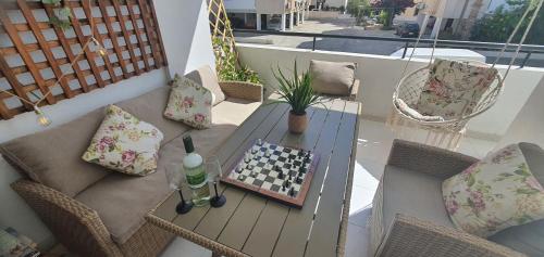 een schaakbord op een tafel op een balkon bij STEFARIS "koutsou court 105" in Larnaka