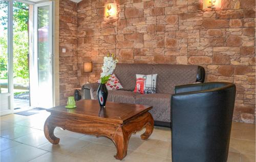 un salon avec une table basse et un canapé dans l'établissement Holiday Home Lolme Lxxvii, à Lolme