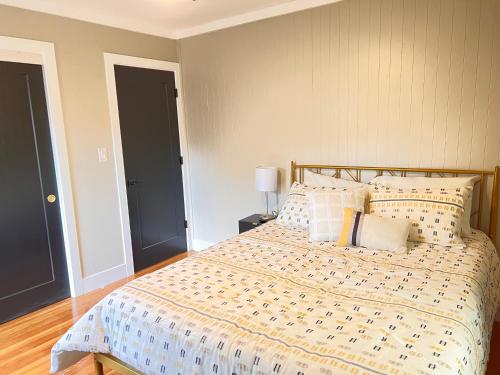 Łóżko lub łóżka w pokoju w obiekcie New remodel! 3-bed house in heart of Carson City