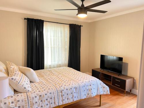 מיטה או מיטות בחדר ב-New remodel! 3-bed house in heart of Carson City