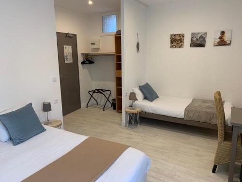Postel nebo postele na pokoji v ubytování LOGIS HOTELS - Hôtel et Restaurant L'Océana