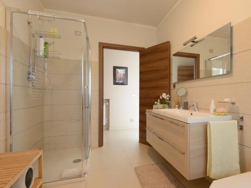une salle de bain avec une douche, un lavabo et un miroir dans l'établissement A Casa di Elena., à Arezzo