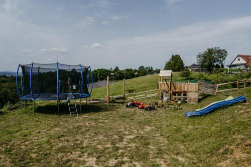 Ein Kinderspielbereich in der Unterkunft Fugger Alm