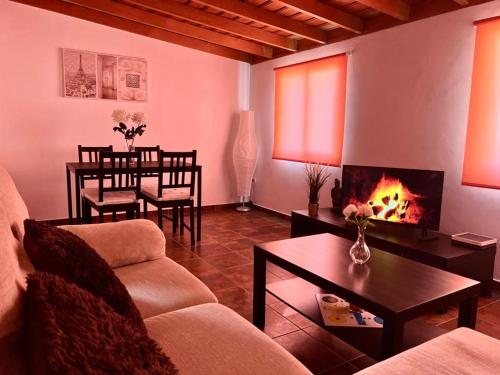 sala de estar con sofá y chimenea en Sunset Tijarafe, en Tijarafe