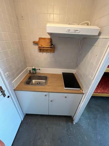 une petite cuisine avec évier et comptoir dans l'établissement Appartement rdc calme6 pers, à Eaux-Bonnes