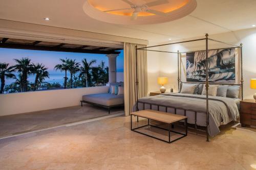 1 dormitorio con cama con dosel y vistas al océano en Stunning 6bd Villa in Palmilla! Fully Staffed w Chauffeur and Yacht included!, en San José del Cabo