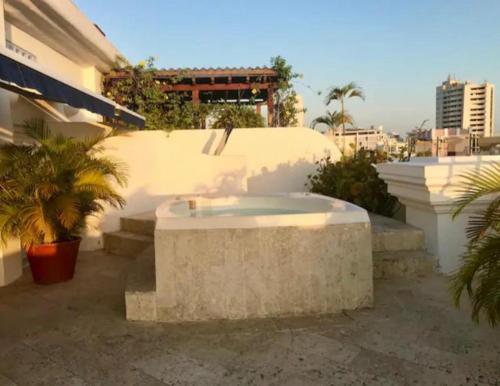 a bath tub sitting on the side of a building at Hermoso Apto en el corazón de la ciudad amurallada in Cartagena de Indias