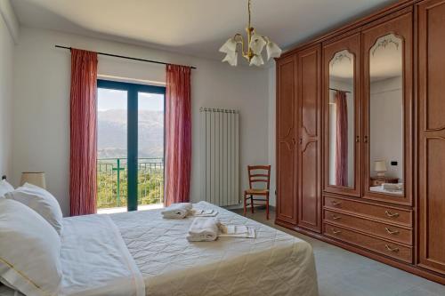 una camera con un grande letto e una grande finestra di Agriturismo Statale 17 a Poggio Picenze