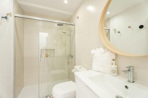 a bathroom with a shower and a toilet and a sink at Vivienda Vacacional Rosa Blanca in Arure