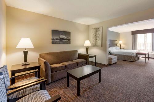 um quarto de hotel com um sofá e uma cama em Best Western Plus Omaha Airport Inn em Carter Lake