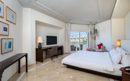 Un ou plusieurs lits dans un hébergement de l'établissement Radisson Blu Palace Resort & Thalasso, Djerba