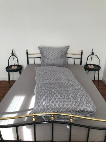een bed in een kamer met twee zwarte stoelen bij Privatzimmer Augsburg Rechts der Wertach in Augsburg