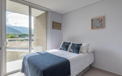 1 dormitorio con cama y ventana grande en Beach Apartment Jacuzzi Wifi in Santa Marta by Huespedia 402, en Santa Marta