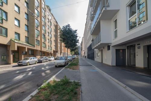 Große Terrasse, Klimaanlage und U-Bahn Nähe