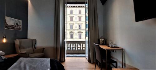 um quarto com uma cama e uma grande janela em Vatican Suite Home em Roma