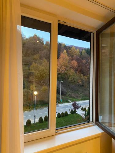 two windows in a room with a view of a road at Brzece Apartman 23 in Mramor
