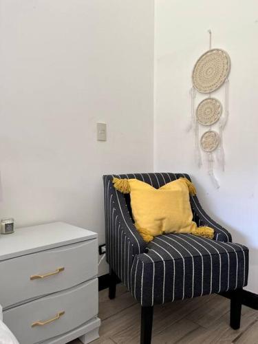 Zona de estar de CR MARIPOSA RENTALS Lakeview PENTHOUSE with office space, pool, gym, tennis