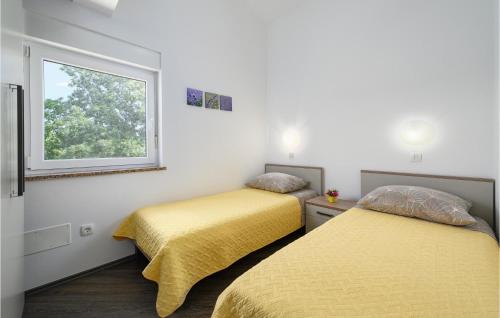 2 camas en una habitación con ventana en 6 Bedroom Gorgeous Home In Pazin, en Pazin