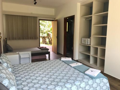 1 dormitorio con 1 cama con estante para libros en Espaço Casa na Rocha, en São José dos Campos