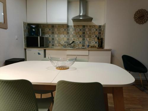 eine Küche mit einem Tisch und einer Schüssel darauf in der Unterkunft Paris & Disney - LES BORDS DE MARNE in Meaux