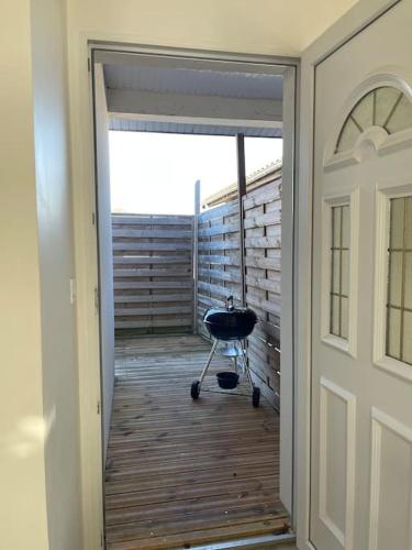 Une porte ouverte s'ouvre sur un balcon avec une chaise. dans l'établissement La Casa Montussan, à Montussan