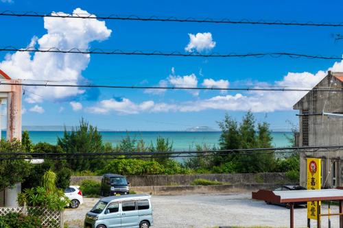 a view of the ocean from a parking lot at Laulea YAKA in Kin