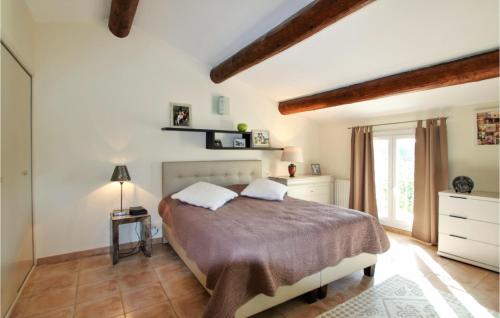 ein Schlafzimmer mit einem großen Bett und einem Fenster in der Unterkunft 3 Bedroom Cozy Home In Chteaurenard in Châteaurenard