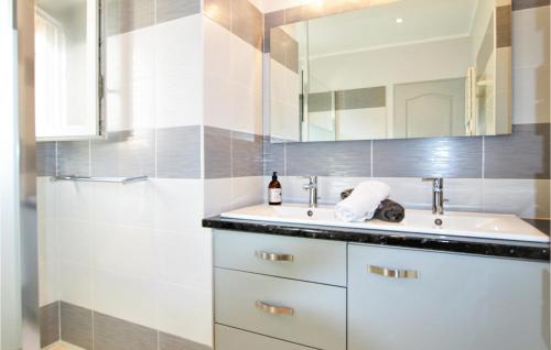 ein Bad mit einem Waschbecken und einem Spiegel in der Unterkunft 3 Bedroom Cozy Home In Chteaurenard in Châteaurenard