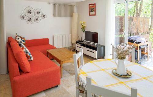 Μια τηλεόραση ή/και κέντρο ψυχαγωγίας στο Stunning Home In Uchaux