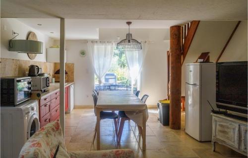 Η κουζίνα ή μικρή κουζίνα στο Stunning Home In Uchaux