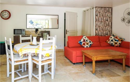 Χώρος καθιστικού στο Stunning Home In Uchaux