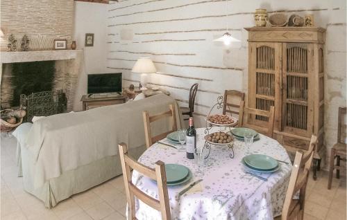 une salle à manger avec une table et un canapé dans l'établissement Stunning Home In St Antoine De Breuilh, à Saint-Antoine-de-Breuilh