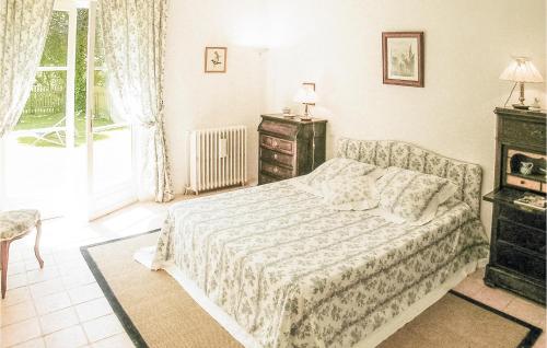 um quarto com uma cama, uma cómoda e uma janela em 2 Bedroom Amazing Home In St Antoine De Breuilh em Saint-Antoine-de-Breuilh