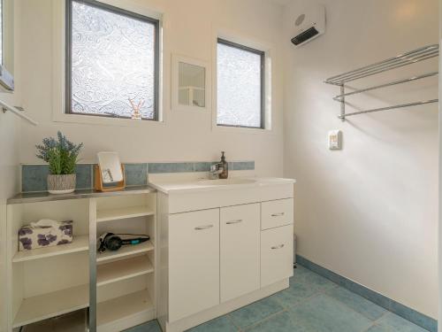 Ένα μπάνιο στο Hillside Haven - Tairua Holiday Home