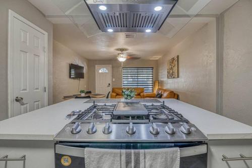 Η κουζίνα ή μικρή κουζίνα στο Close to All, Restfull, Cozy Duplex B in Downtown, UTEP, Hospitals