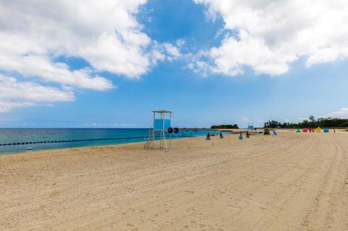 a lifeguard stand on a beach with the ocean at Laulea in Yaka