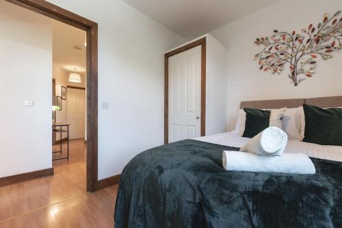 サウサンプトンにあるEmerald - 2 bedroom flat - sleeps 5 with parking.のベッドルーム(大型ベッド1台、大きな鏡付)
