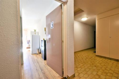 een lege hal met een deur naar een kamer bij EMbnb - Studio Near Geneva - S204,4 in Étrembières