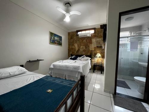um quarto de hotel com duas camas e uma casa de banho em Pousada Ilha Grande em Abraão