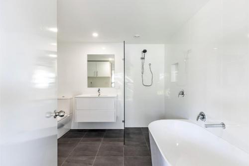 Ένα μπάνιο στο Five Pines Beach House at Birubi 20 Robinson St pet friendly aircon and WiFi