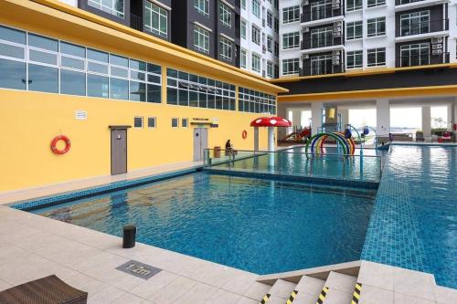 una piscina con parco giochi in un edificio di Novo 8 Residence Bachang By Heystay Management a Kampong Tambak